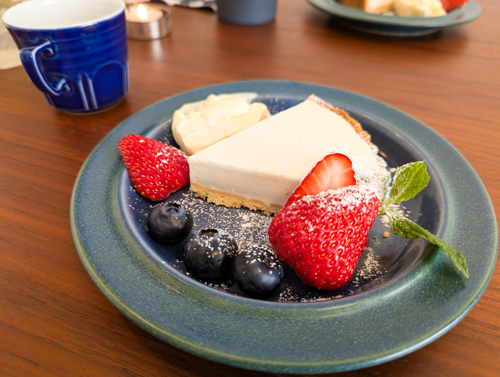 デザート: ヨーグルトレアチーズタルト・季節のフルーツとマスカルポーネアイスクリームを添えて